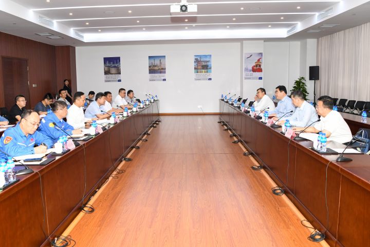 省国资委党委书记、主任满慎刚到裕龙岛炼化一体化项目调研